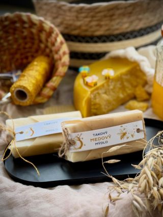 🐝🍯Mýdla do firemních krabiček vyrobená na míru. Tentokrát z vlastních surovin - med a vosk od vlastních včelek. Ladili...